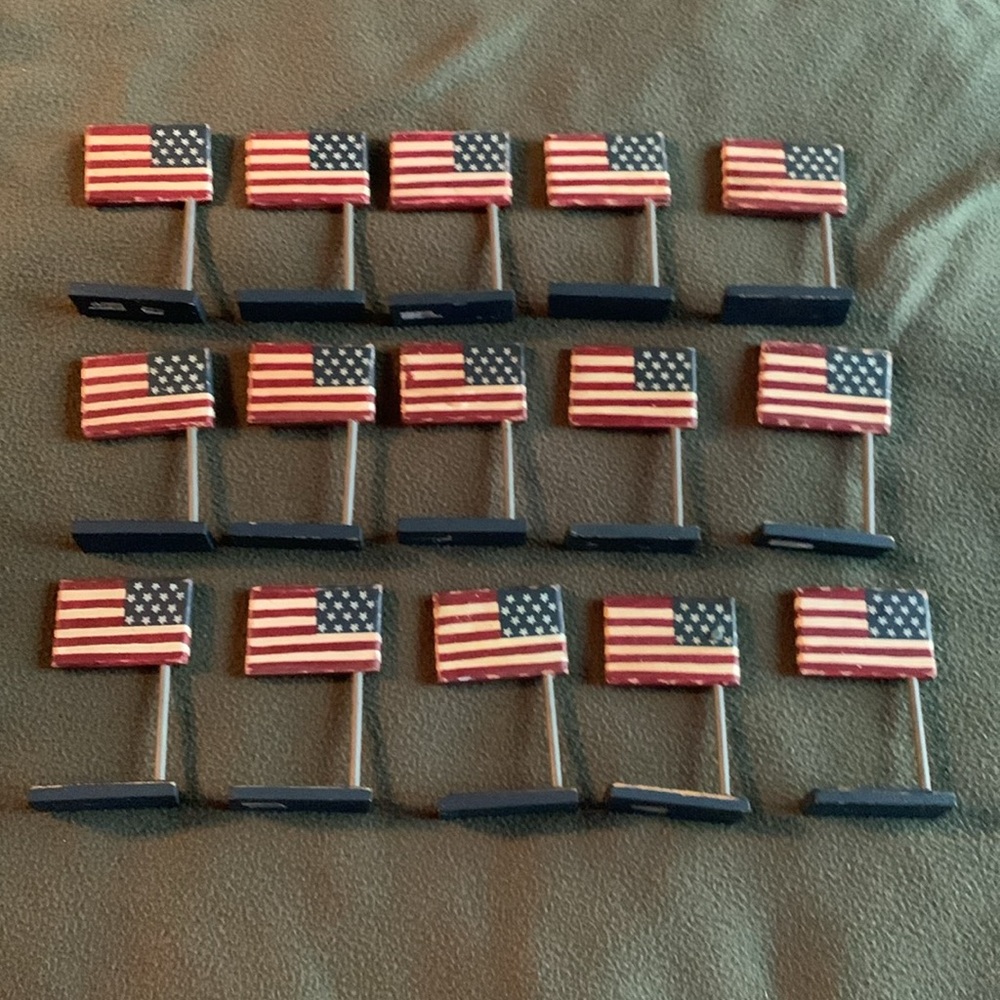 Set of 15 rustic decorative American flags. Approximately 2 1/2” x 4 1/4” x 1” - Picture 2 of 6
